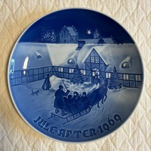Royal Copenhagen 1969 Bing & Grondahl Jul Aften plate blue & white Xmas Guests